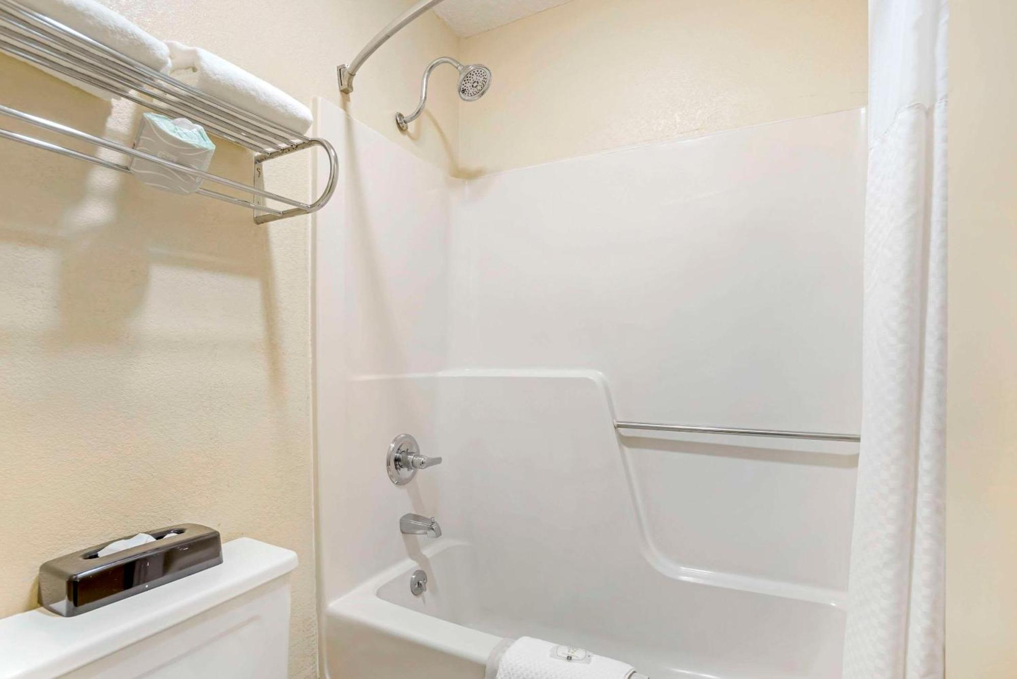Quality Inn Near Speedway Вілкесборо Екстер'єр фото
