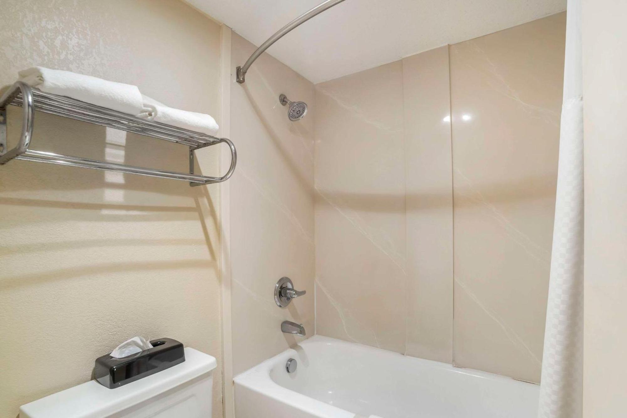Quality Inn Near Speedway Вілкесборо Екстер'єр фото